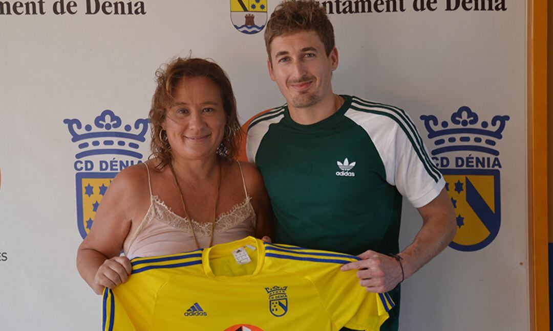 La presidenta del CD Dénia, Gema Estrela con el centrocampista Beibel.