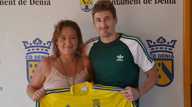 La presidenta del CD Dénia, Gema Estrela con el centrocampista Beibel.