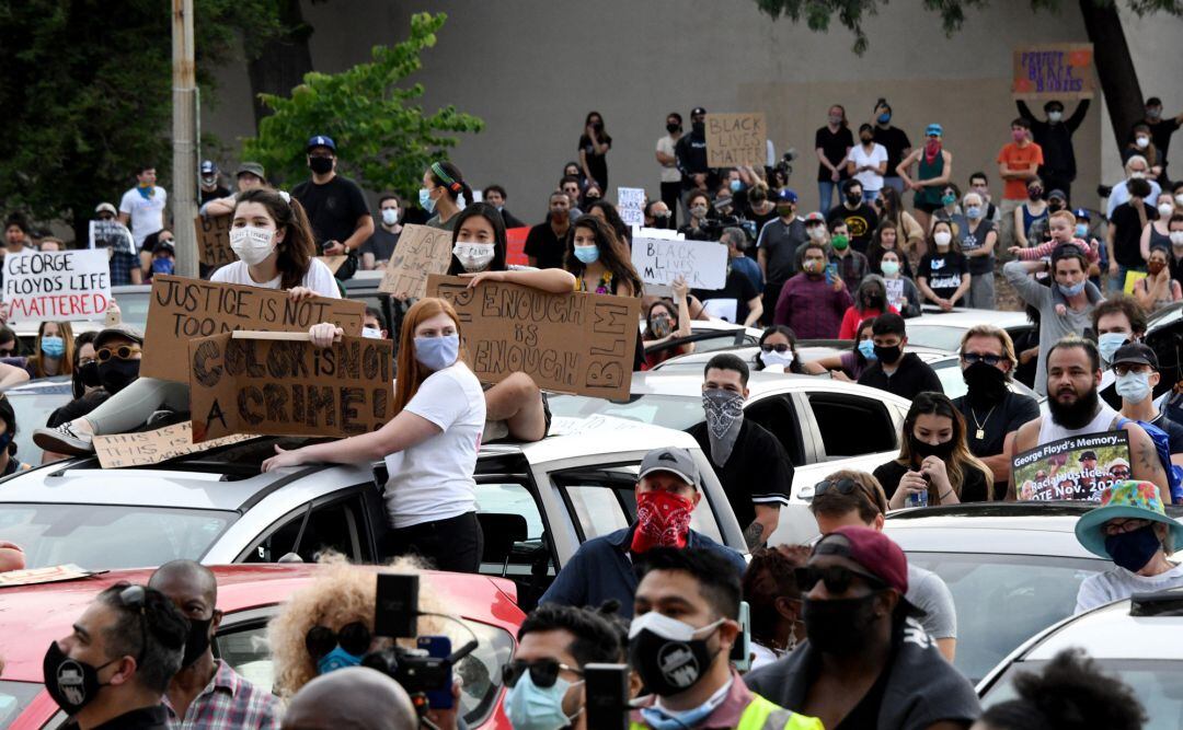 Manifestación ante el ayuntamiento de la ciudad de Pasadena por el fallecimeto de George Floyd