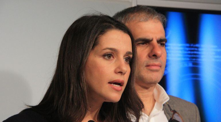Els diputats de Ciutadans Inés Arrimadas i Carlos Carrizosa, en roda de premsa