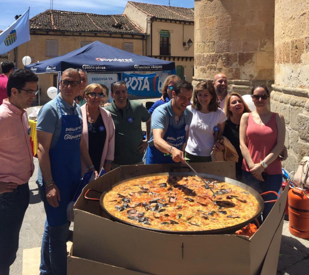 Pablo Pérez y varios integrantes de su candidatura al Ayuntamiento de Segovia preparando la paella que ha compartido con los vecinos de San Lorenzo