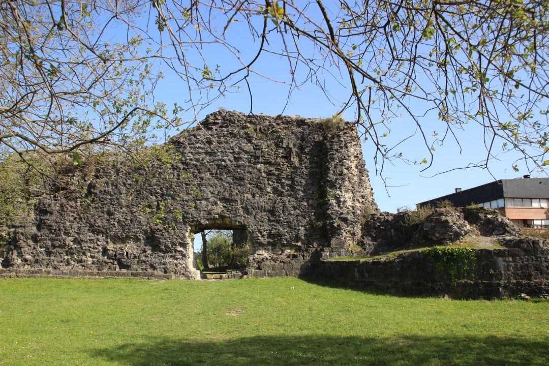 Los restos del castillo de Gazteluzahar situado entre los barrios de Artía y Behobia 