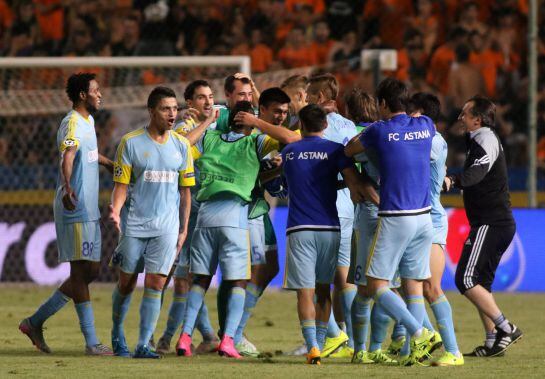 Los jugadores del Astana celebran su clasificación