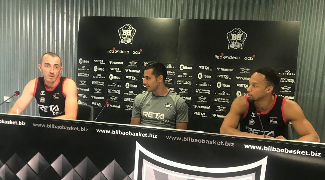 Rousselle y Brown en la sala de prensa del Bilbao Arena 