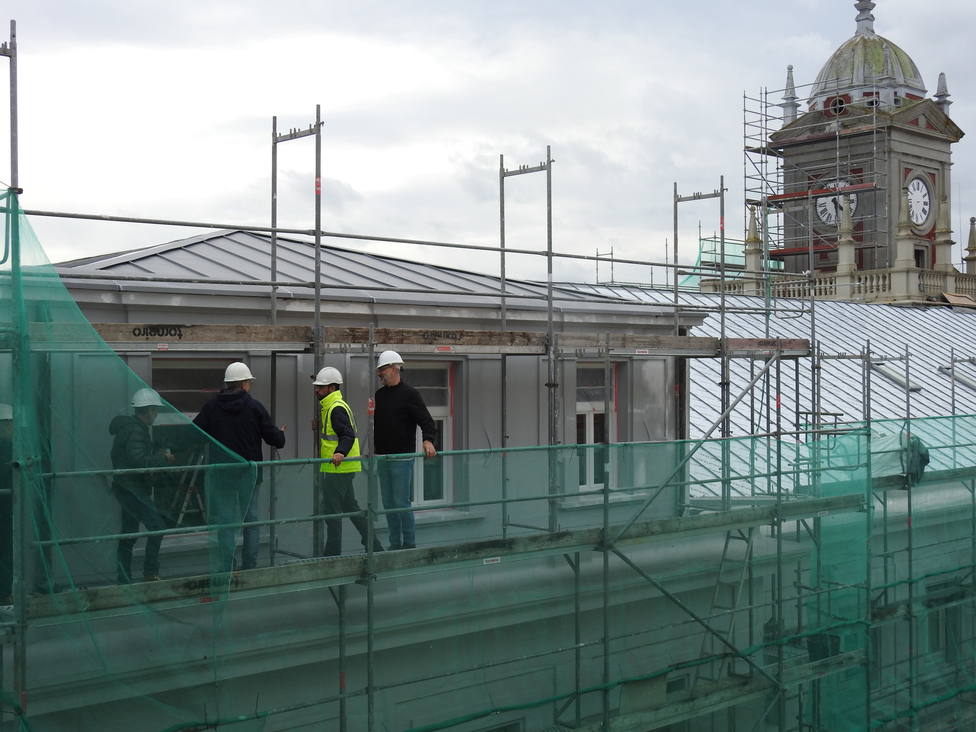 Imagen de archivo del edil Julián Reina visitando las obras