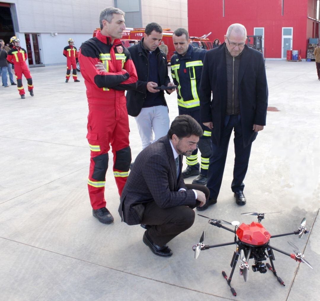 El alcalde Luis Barcala observa, junto con el edil de Seguridad, el dron de los bomberos municipales que vigilará la Santa Faz