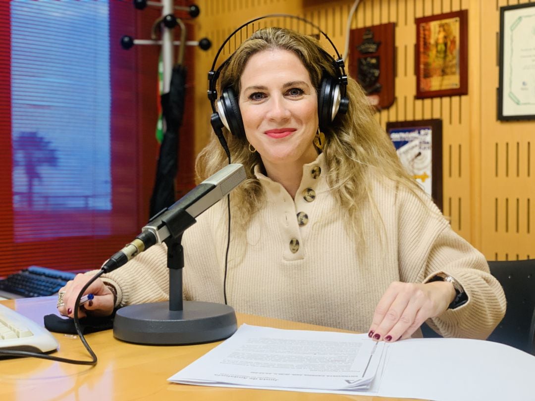 La delegada de la Junta, Ana Mestre, en los estudios de Radio Cádiz