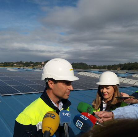 Alimerka pone en marcha la mayor instalación fotovoltaica de Asturias. En la foto, Iván Pravia, director de la oficina técnica de la compañia, y Paula Díaz-Caneja, responsable de Medio Ambiente, también de la empresa.