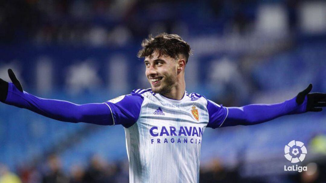 Javi Puado celebra su gol en La Romareda