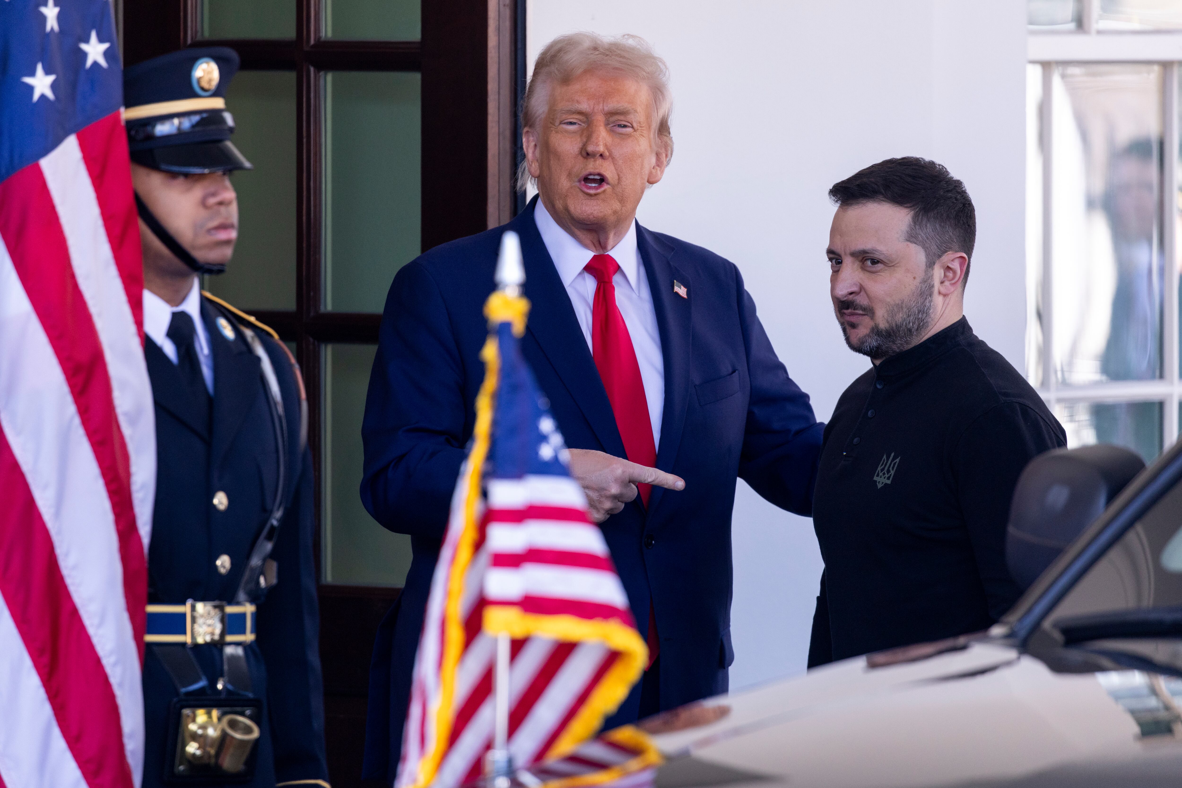 El presidente estadounidense Donald Trump (i) saluda al presidente ucraniano Volodymyr Zelensky (d) a su llegada a la Casa Blanca en Washington, el pasado 28 de febrero