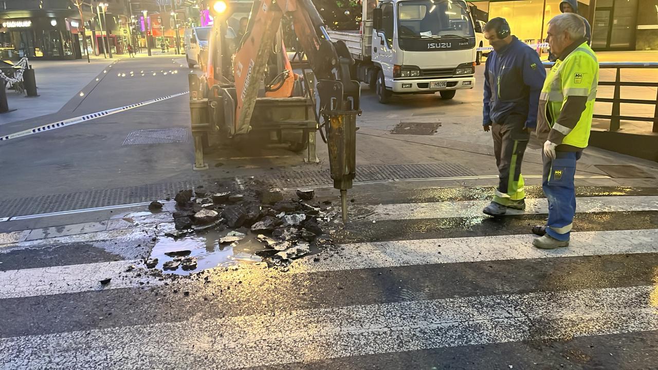 Treballs de reparació de la fuita d'aigua d'aquest matí a Andorra la Vella.