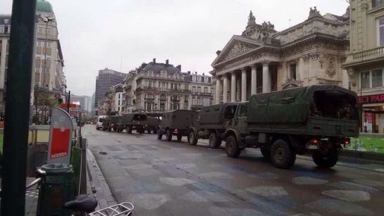 Vehículos militares en las calles de Bruselas