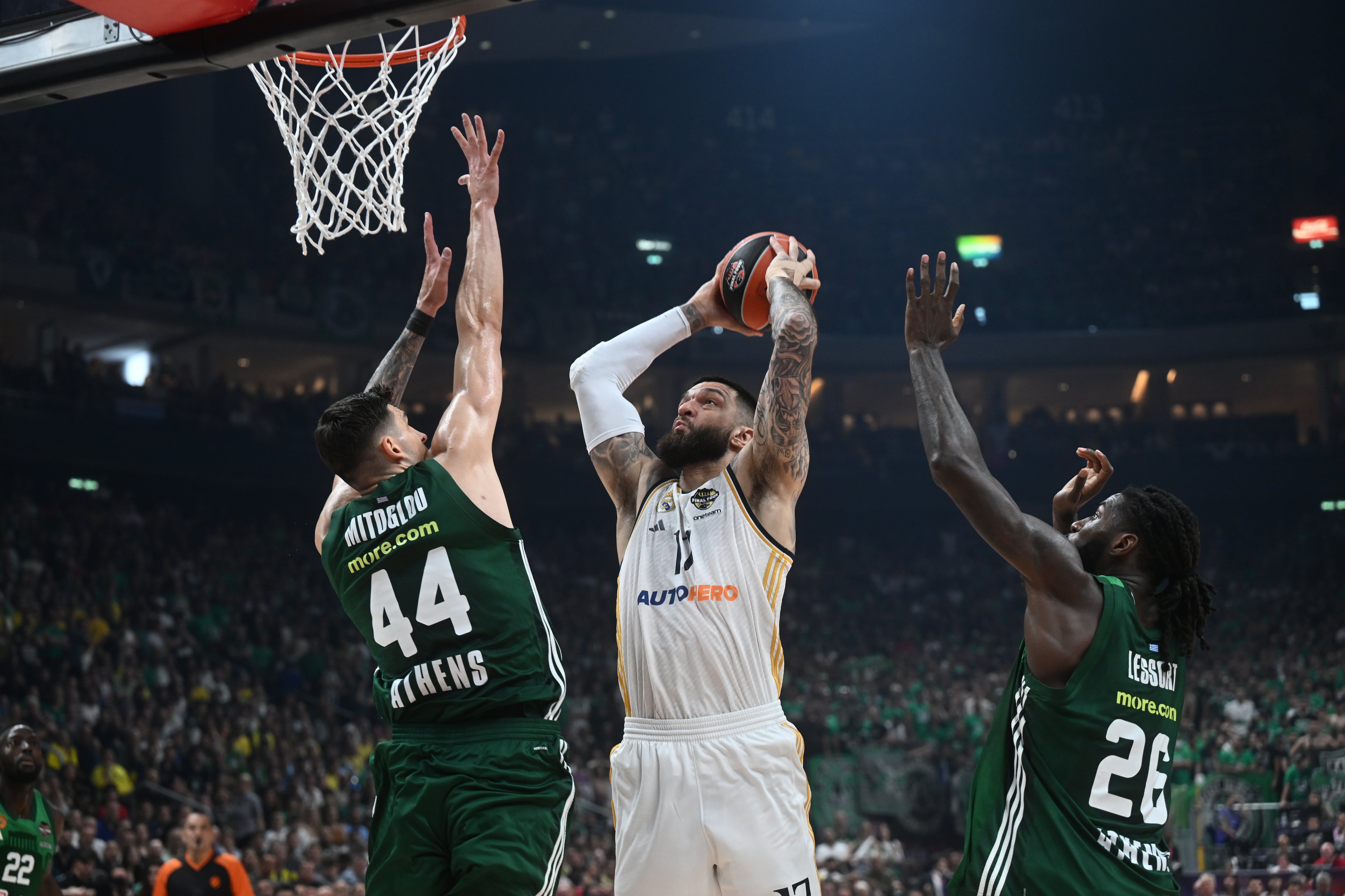 Vincent Poirier, del Real Madrid, se levanta por encima de la defensa de Panathinaikos en la final de la Euroliga