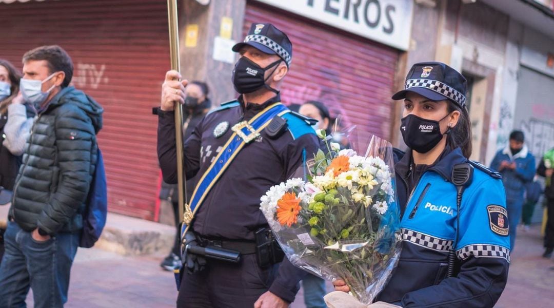 Representantes de la Policía participando en la Ofrenda Floral a la Virgen de la Paz de Alcobendas