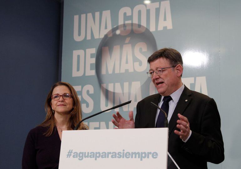 El presidente de la Generalitat Valenciana, Ximo Puig, en la presentación de la campaña de la Generalitat para el uso responsable del agua junto a la Consellera de Agricultura y Medio Ambiente, Elena Cebrián