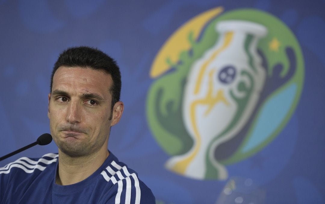 Scaloni en la conferencia de prensa