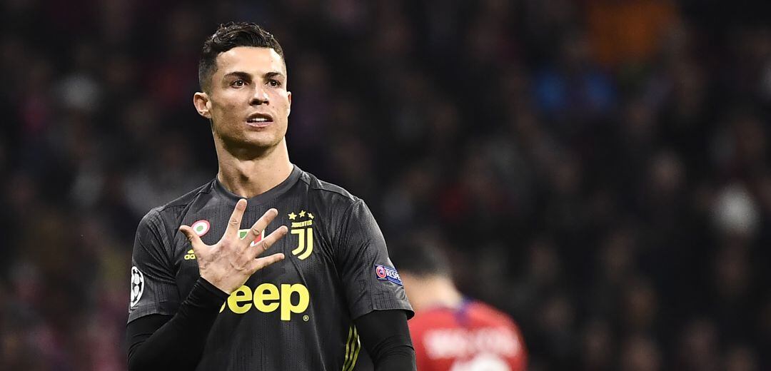 Cristiano Ronaldo hace el gesto de que tiene cinco Copas de Europa a la afición del Atlético de Madrid