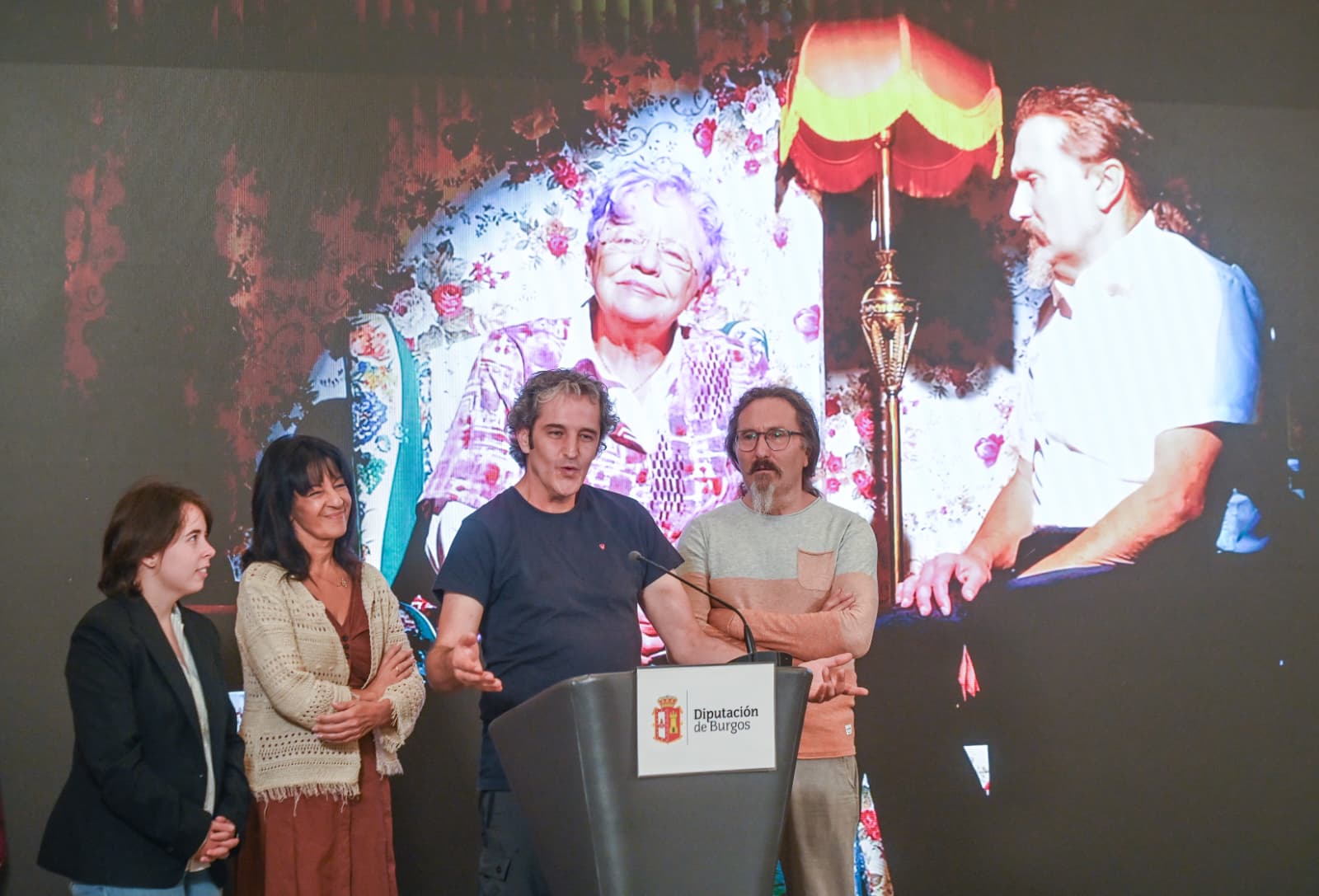Presentación de los grupos finalistas del Certamen Provincial de Teatro 2025 delante de una imagen de &quot;Conversaciones con mamá&quot; de Duende Teatro de Gumiel de Mercado