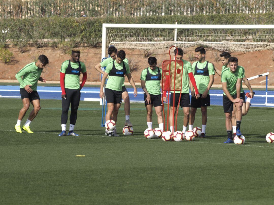 Los jugadores entrenando en el Anexo.