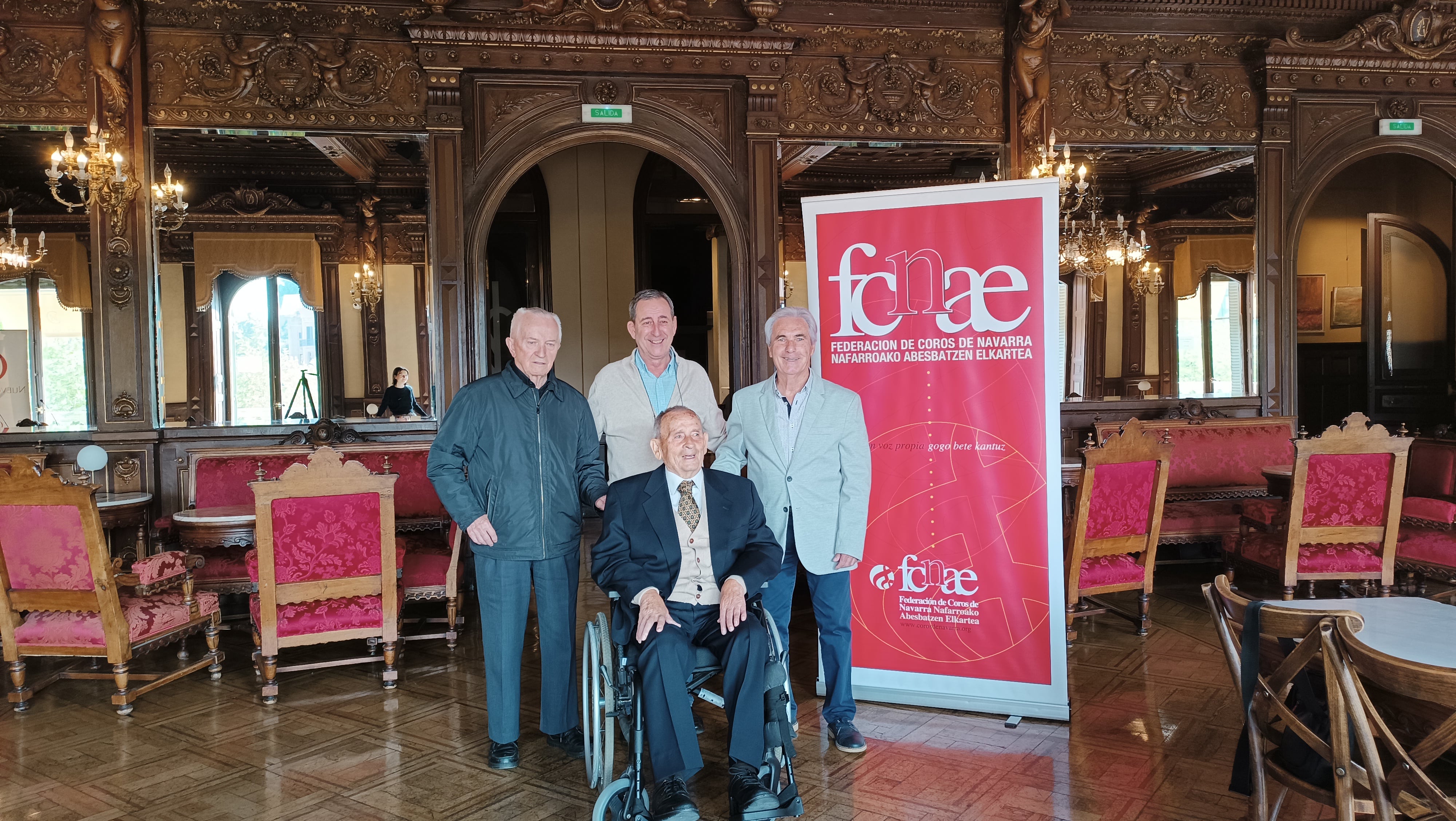 Julián Montoya, Francisco Javier Villanueva y José Antonio Morella, Medalla de Oro de la Federación de Coros de Navarra junto al presidente Carlos Gorricho.