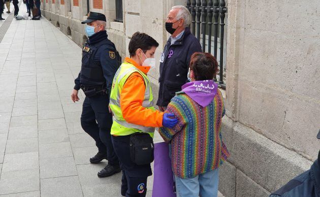 El Samur atiende a la mujer herida en la cara con arañazos.