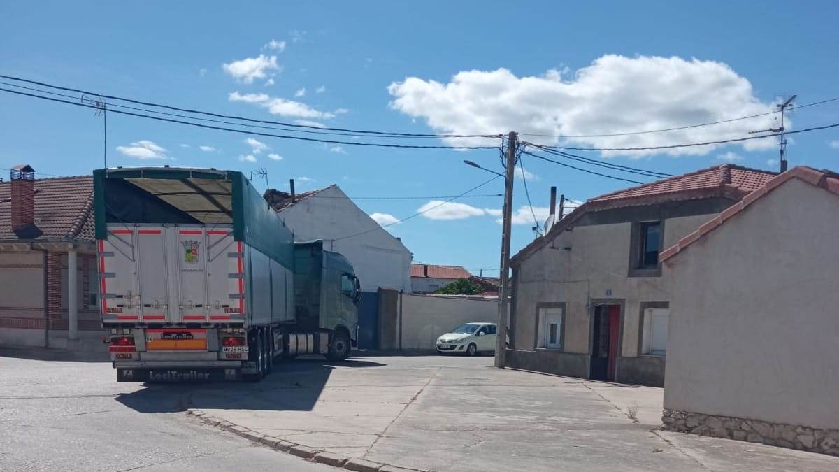 Sara Herranz, miembro del Colectivo No Más Tráfico Industrial de Chañe explica la resolución del Procurador del Común