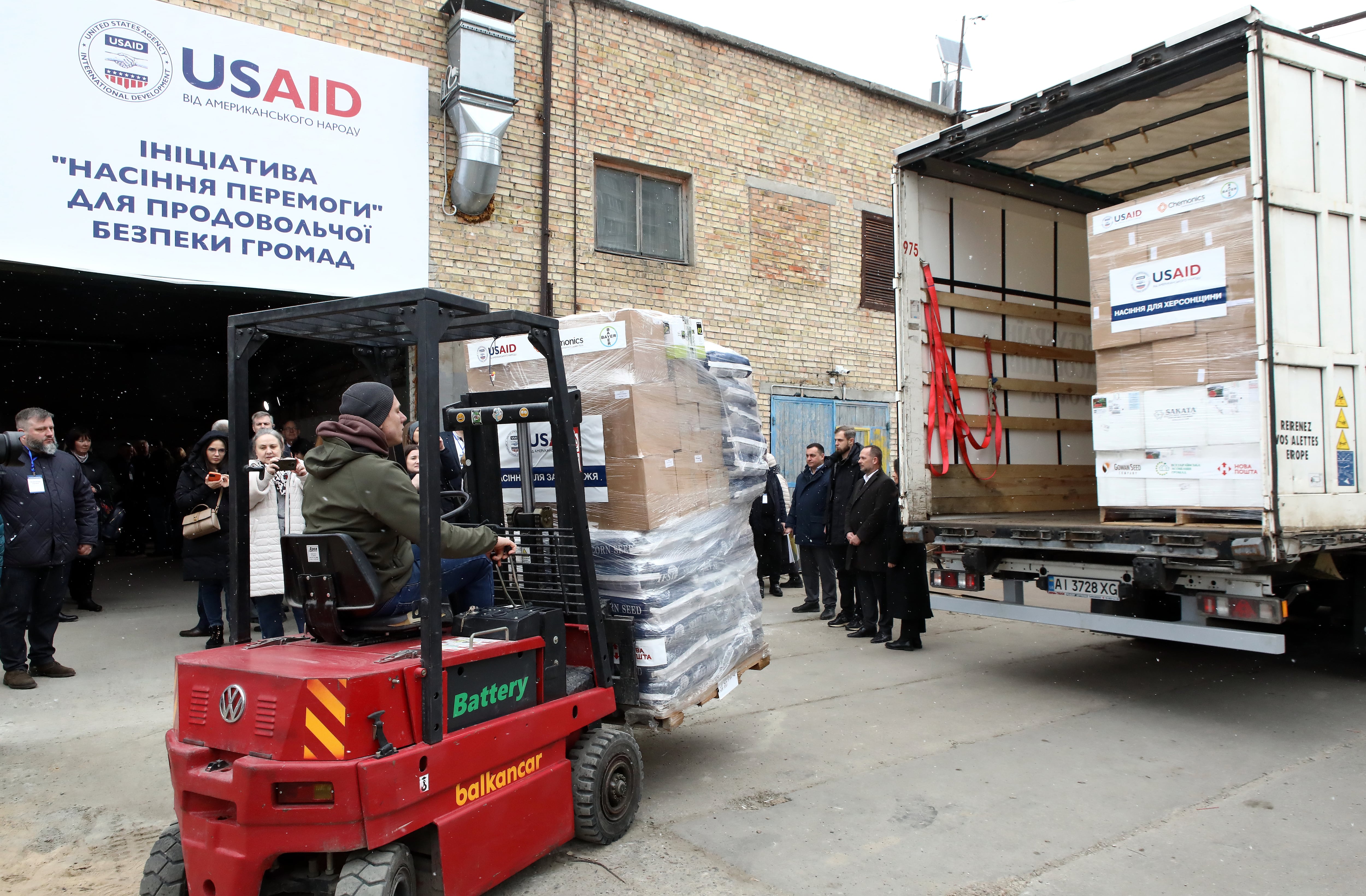 Descarga en la región de Kiev de ayuda humanitaria enviada por USAID a Ucrania