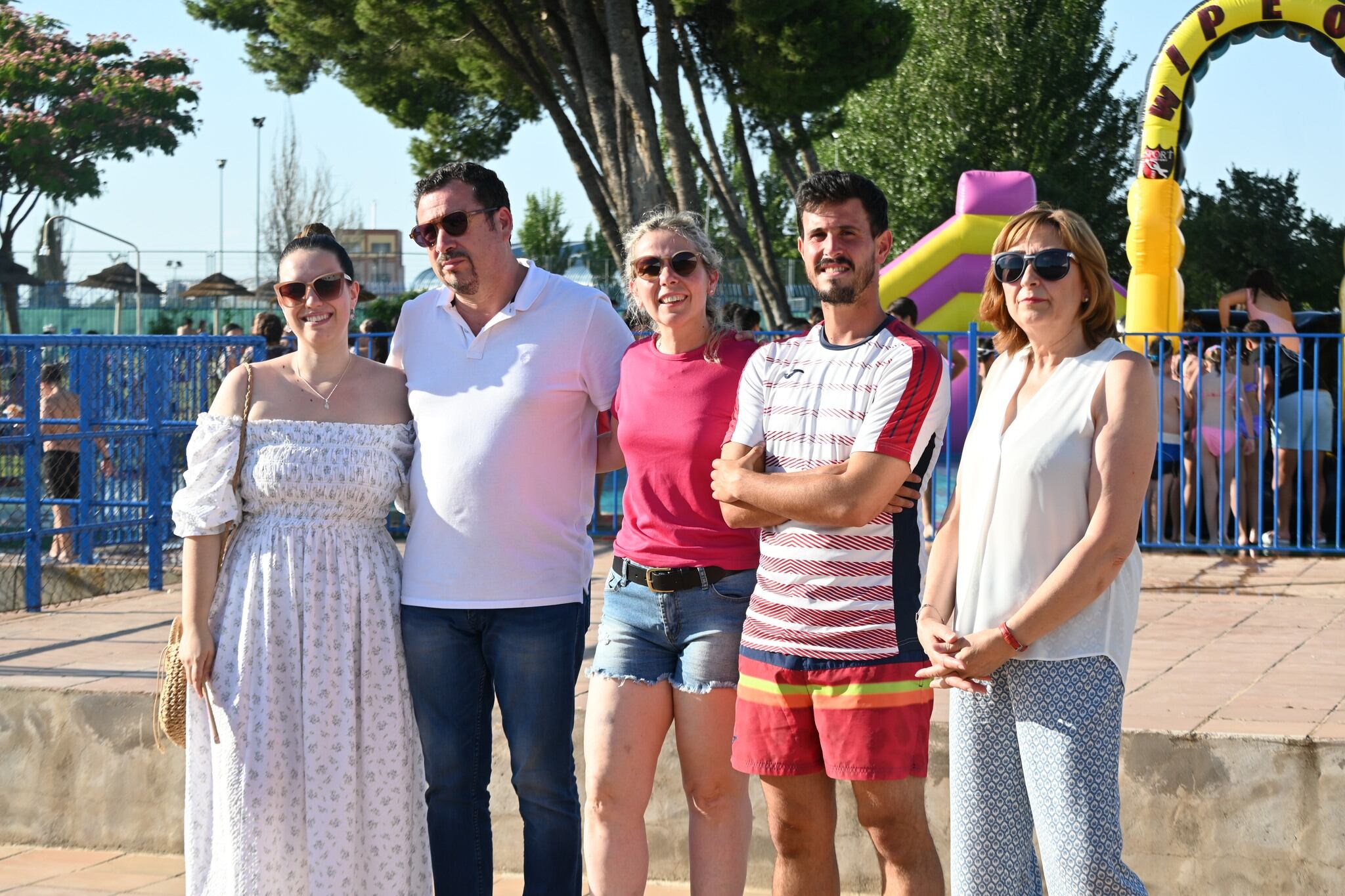 Conchi Arenas y parte del gobierno municipal de Socuéllamos en la apertura de la piscina municipal