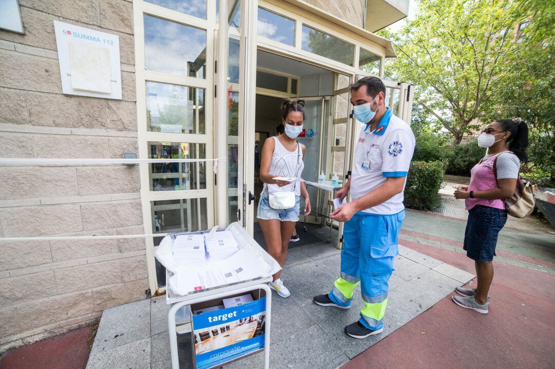 Dispositivo para la realización de pruebas PCR en el Centro de Salud Federica Montseny, en Vallecas,para población de entre 15 y 49 años. 