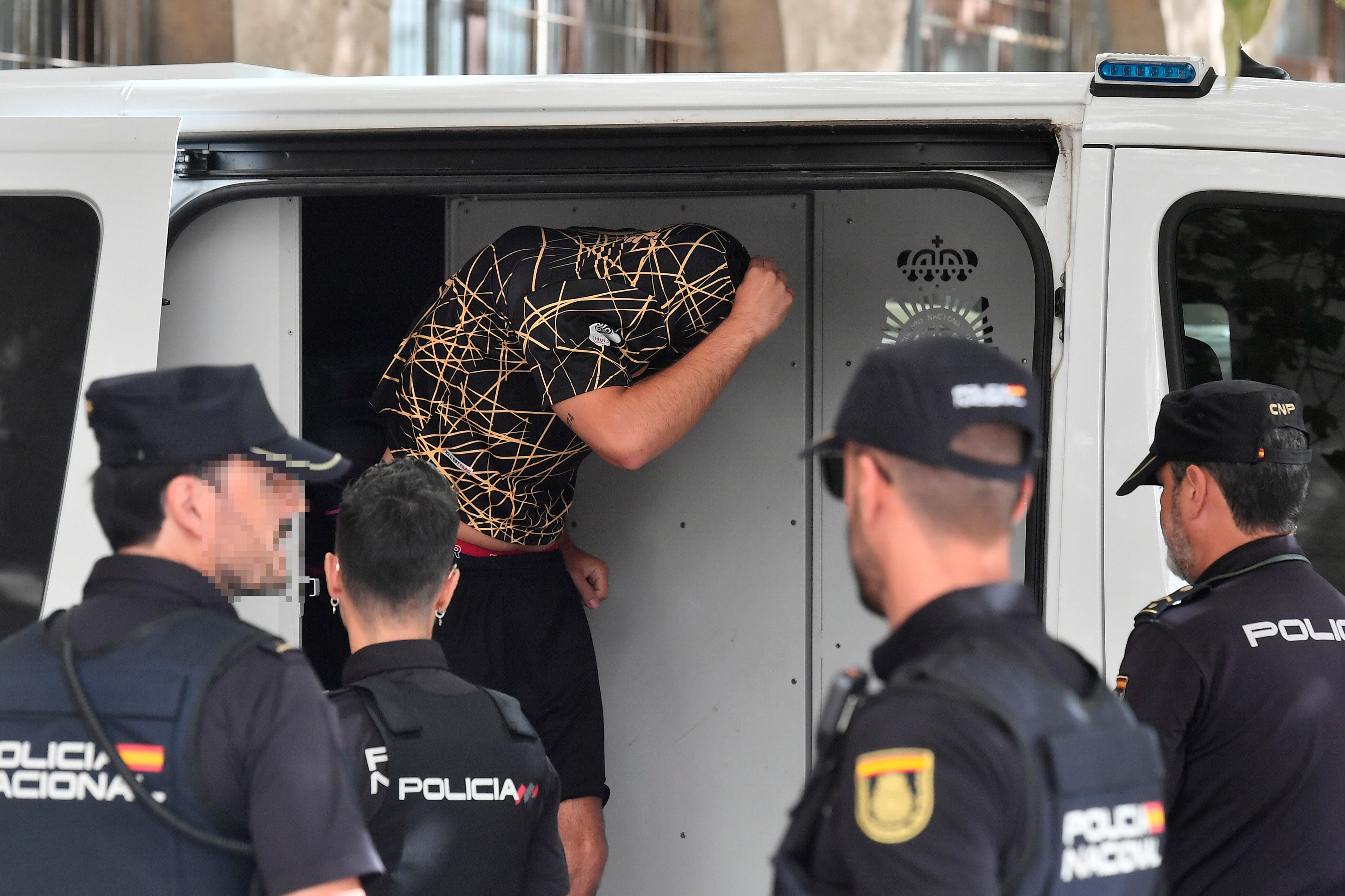 PALMA DE MALLORCA, 15/07/2023.- Los seis turistas alemanes detenidos por presunta agresión sexual a una compatriota pasan a disposición judicial en los juzgados de Palma de Mallorca este sábado. EFE/ Miquel A. Borràs
