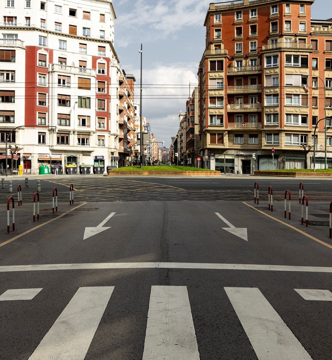 El Museo Guggenheim Bilbao acoge un proyecto del artista José Manuel Ballester con fotografías de la capital vizcaína vacía, tomadas durante el confinamiento del pasado marzo por la pandemia, que representa &quot;lo que estaba viviendo el mundo en ese momento, a través de Bilbao&quot;, e incluye una réplica del Guernica de Picasso sin personajes