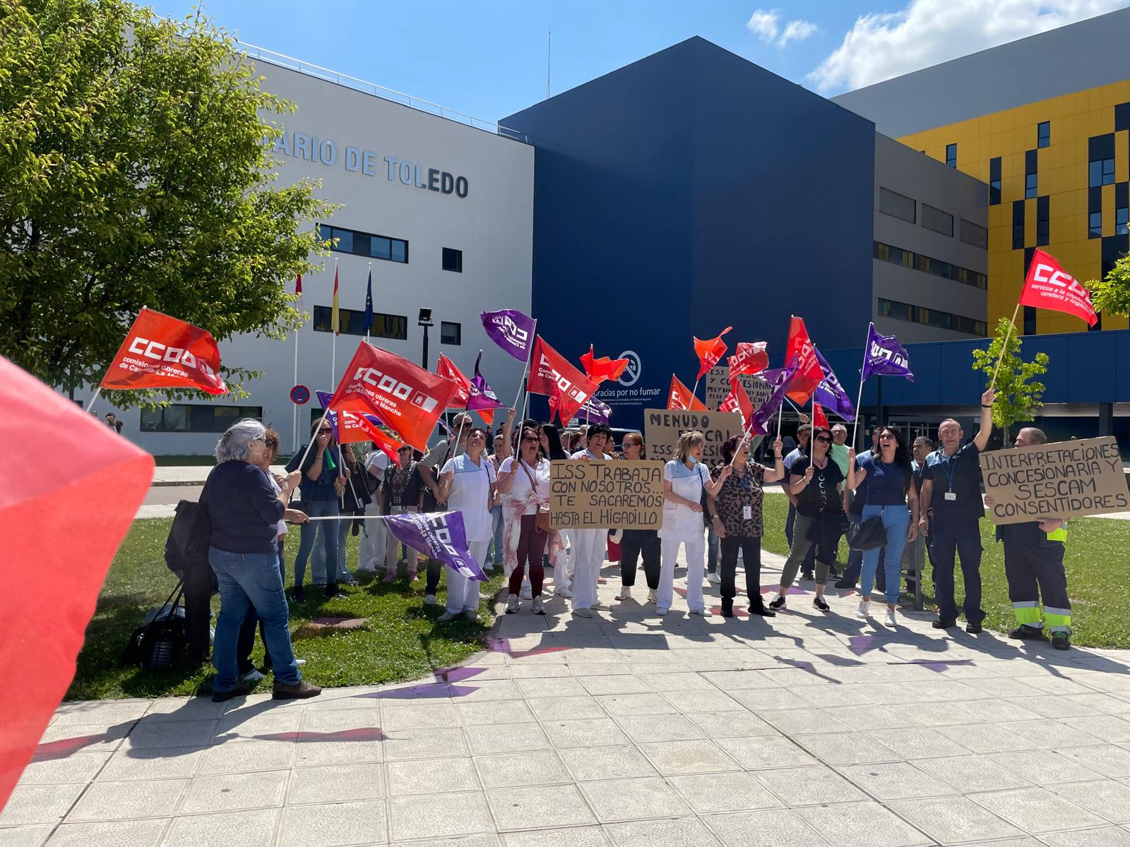 Concentración de la plantilla de limpieza del Hospital Universitario de Toledo.
