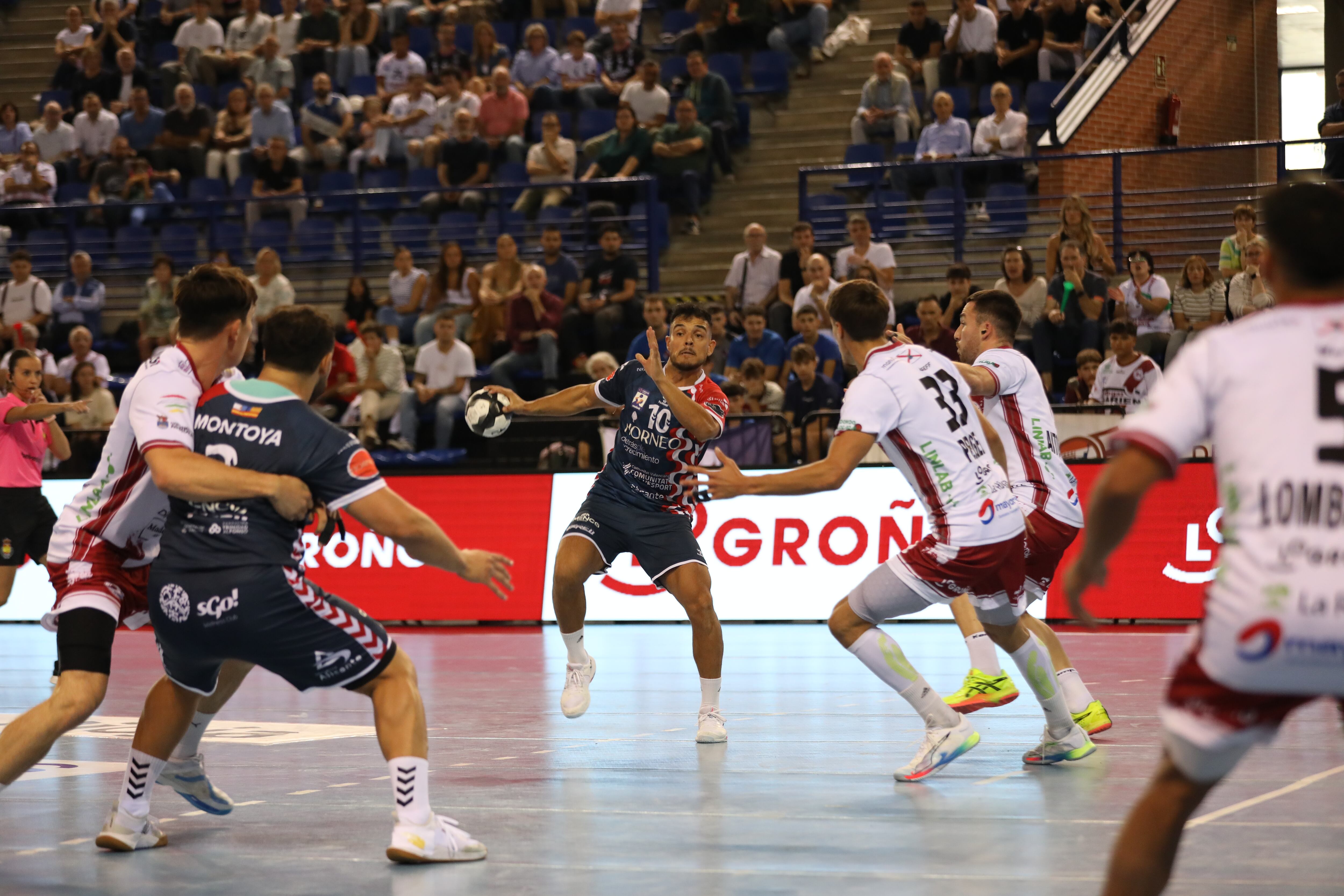 Ander Torriko intenta disparar ante la defensa de Logroño. Foto: Alberto Salazar