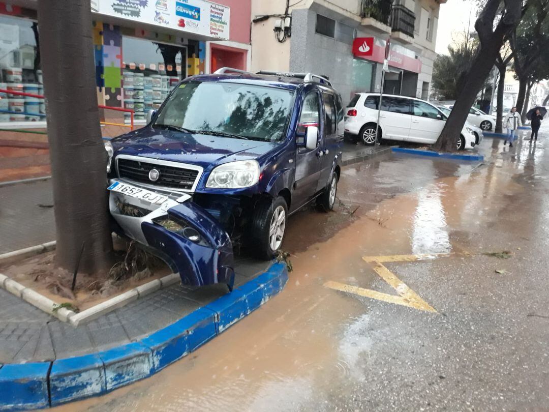 Coche siniestrado por la tromba de agua en Campanillas