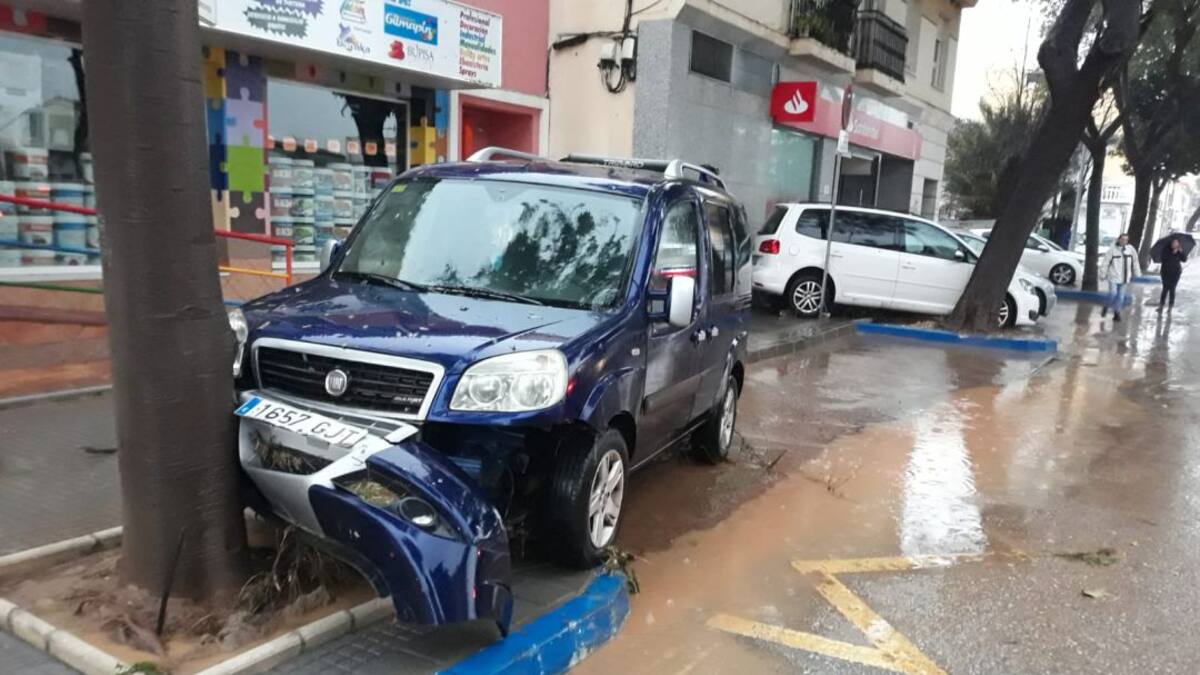 Una tromba de agua desborda ríos e inunda varias zonas de Málaga capital