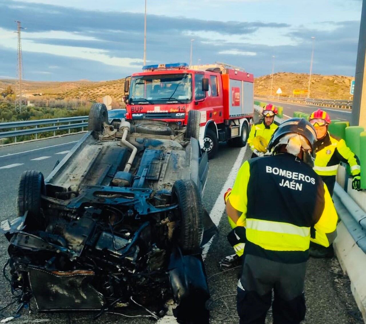 Bomberos trabajan en el siniestro.