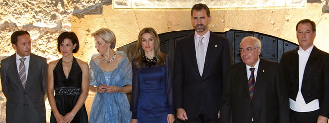 Los Príncipes de Asturias posan junto al presidente del Principado, Vicente Álvarez Areces (2i), durante el concierto de clausura de la XIX Semana de la Música, en la jornada previa al acto de entrega de los Premios Príncipe de Asturias