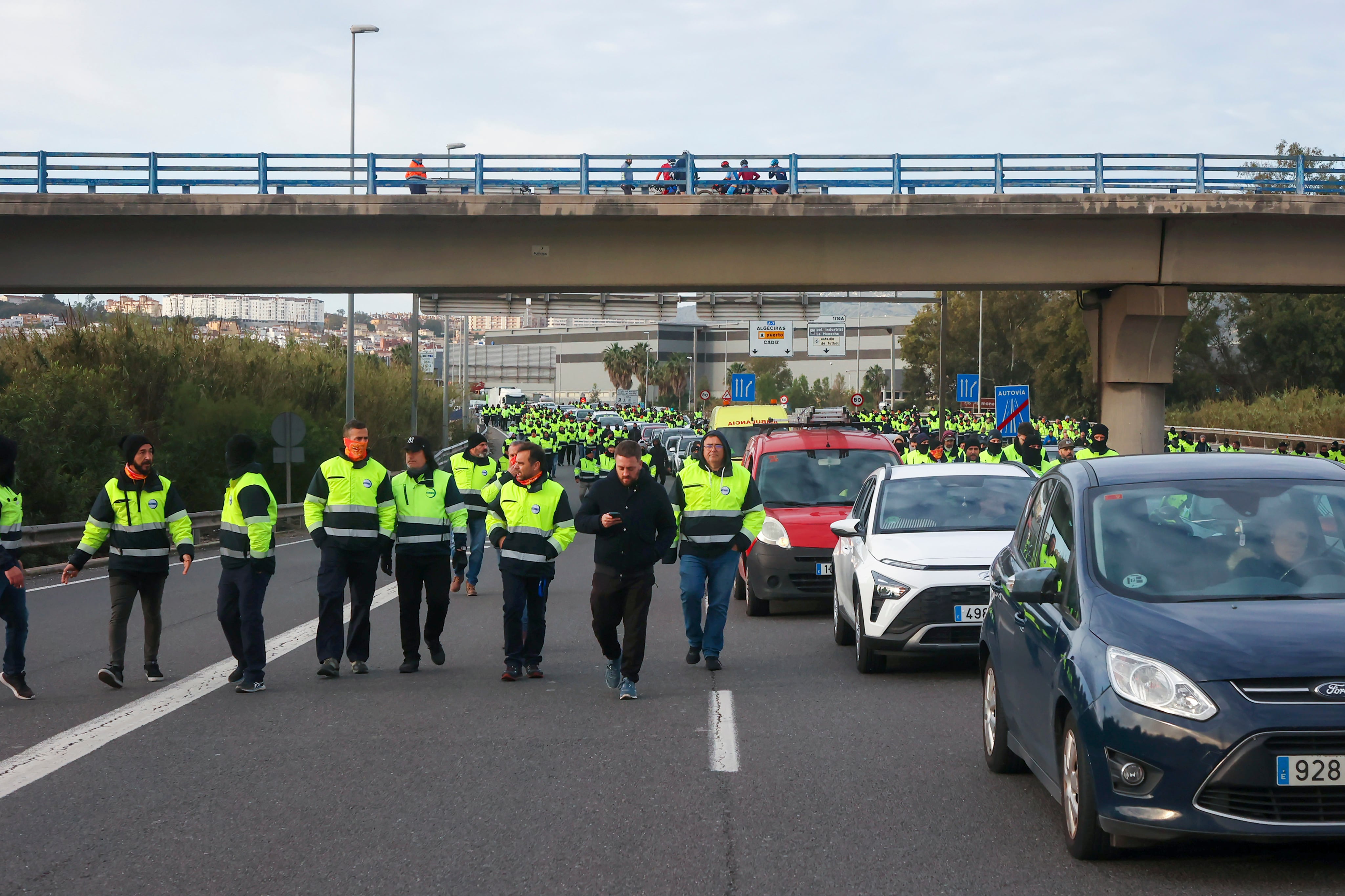 ALGECIRAS, 02/04/2024.- Trabajadores de la empresa Acerinox caminan por autovía A7 a la altura de Algeciras tras cortar la carretera entre Algeciras y Los Barrios (Cádiz), este martes. EFE/A.Carrasco Ragel
