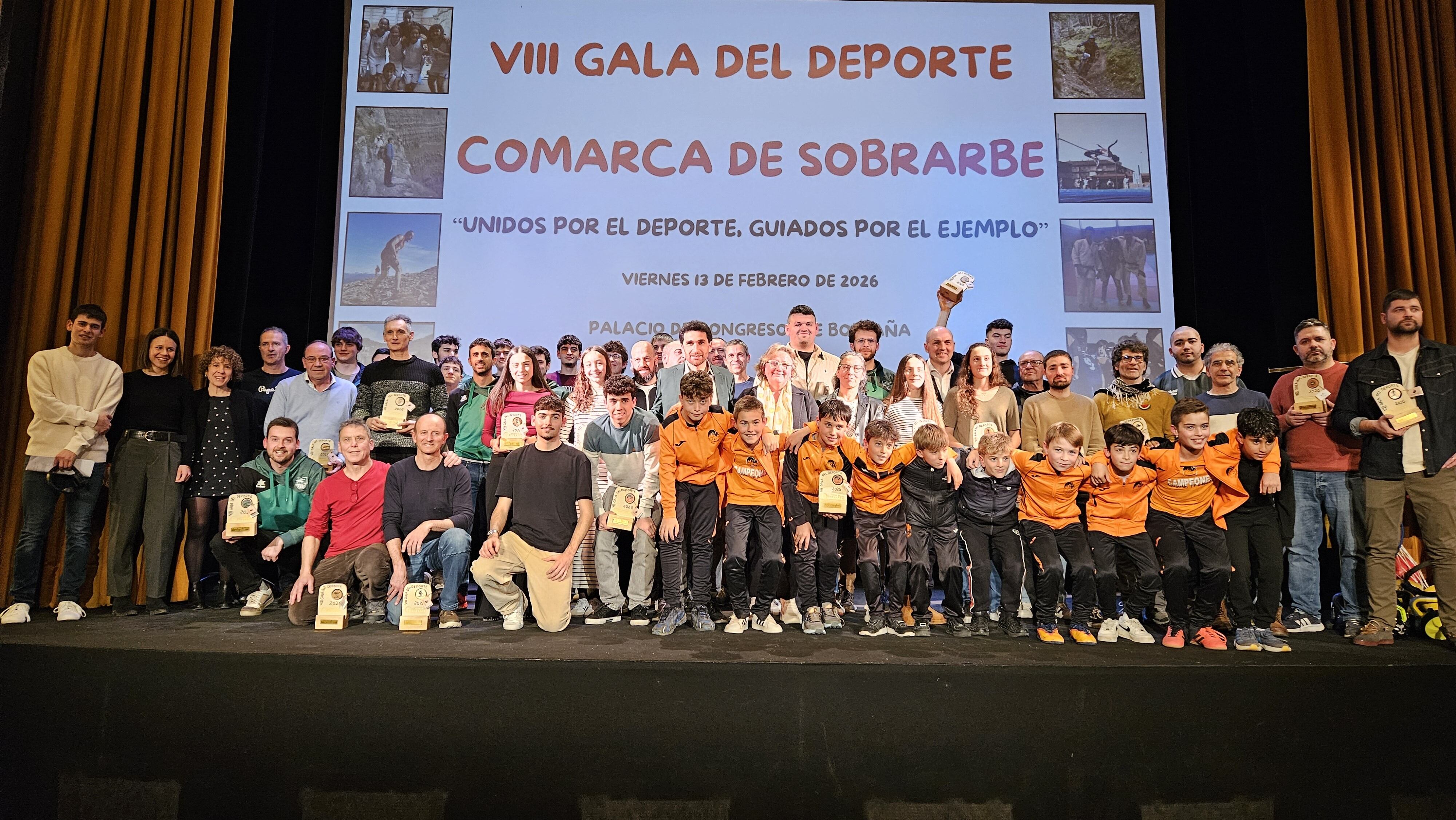 Foto de familia de los deportistas premiados y autoridades
