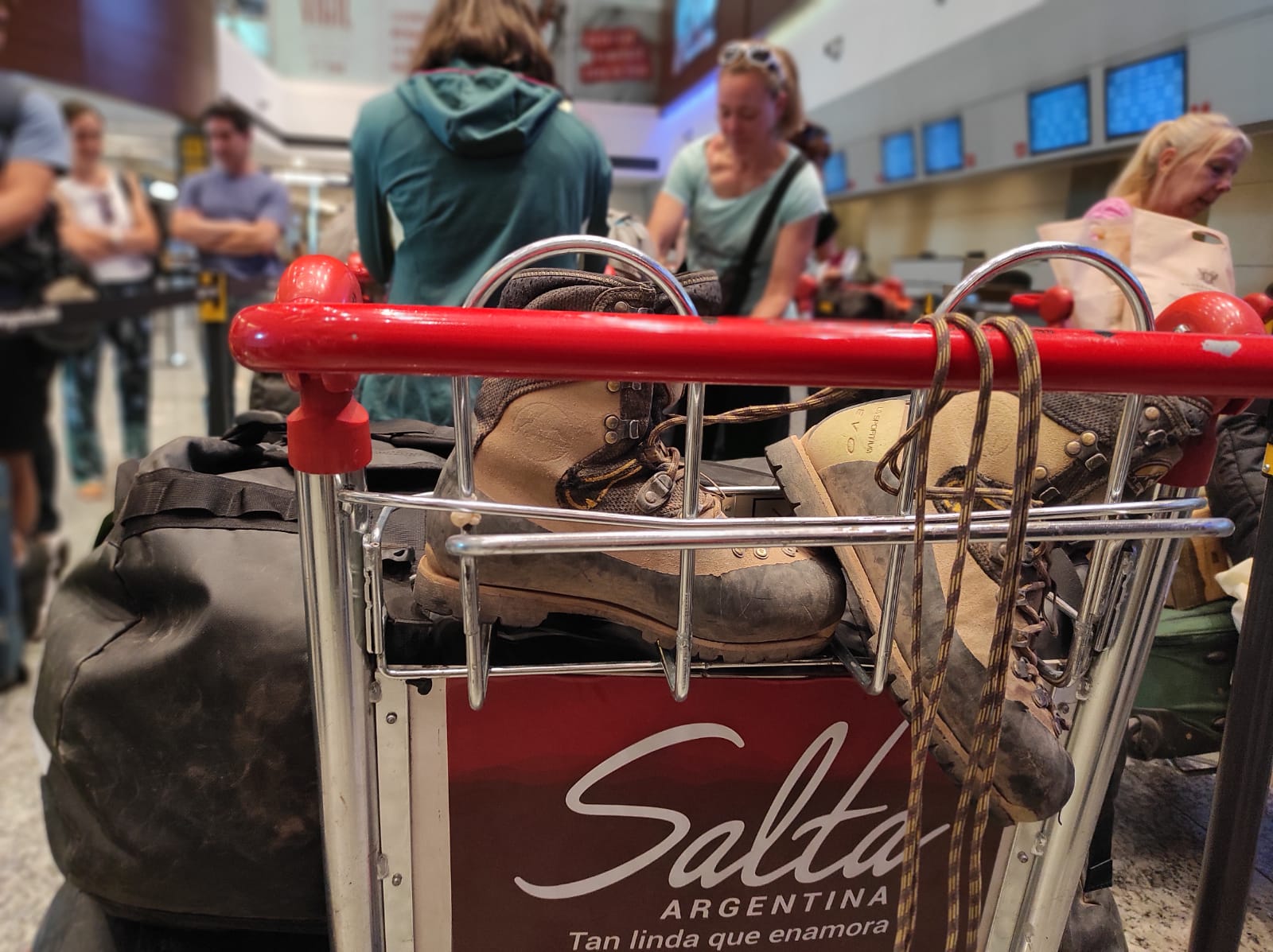 En el aeropuerto de Buenos Aires, esas botas tienen mucho que contar
