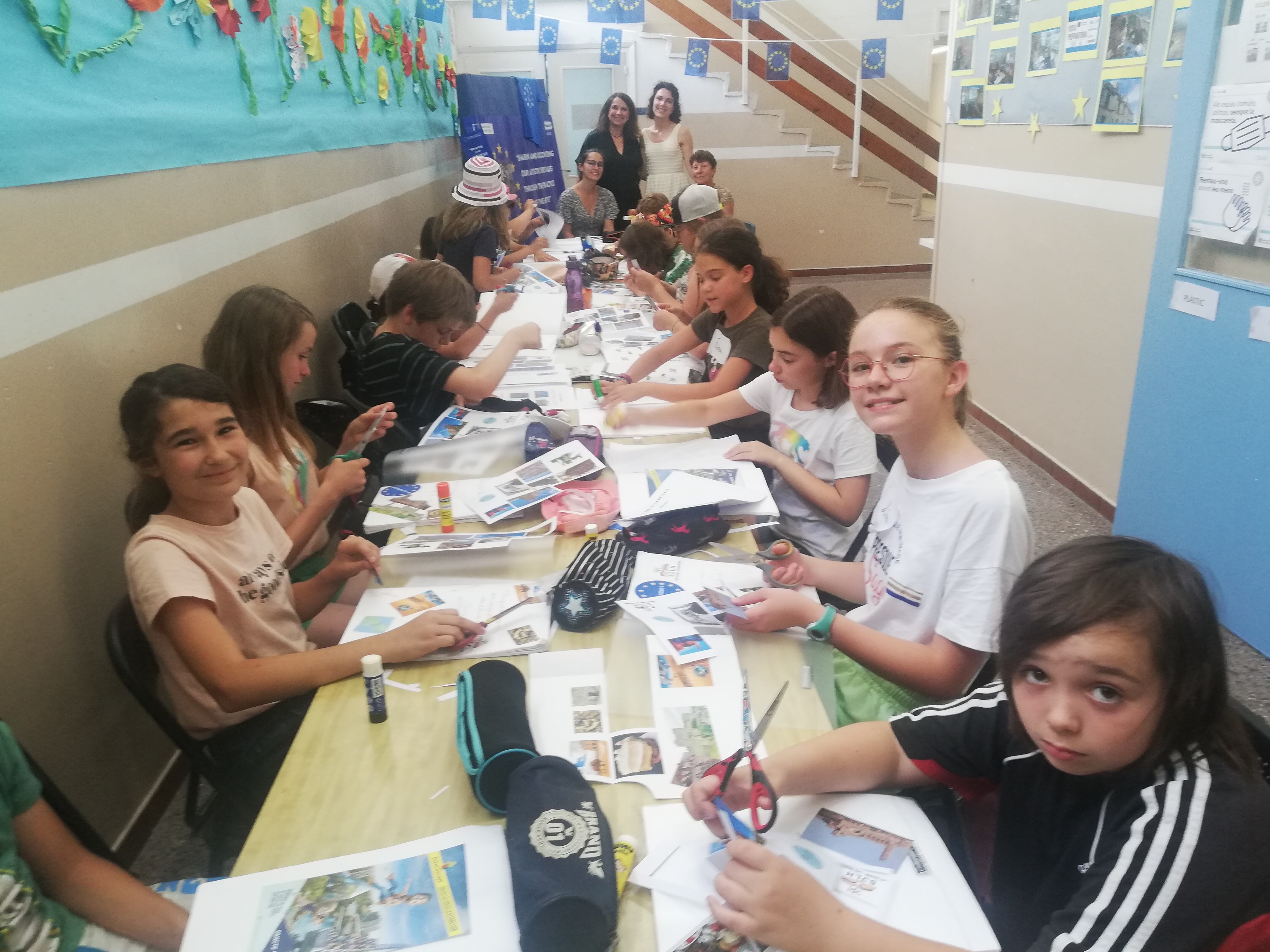 El projecte implica els alumnes de 5è de Sant Jaume Les Hures i alumnes de la mateixa edat de l&#039;escola francesa de Le Grand Pressigny. A la foto, treballant amb el &quot;booklet&quot;, una mena de quadern sobre el que van aprenent del projecte, emmarcat en el patrimoni arquitectònic i cultural.