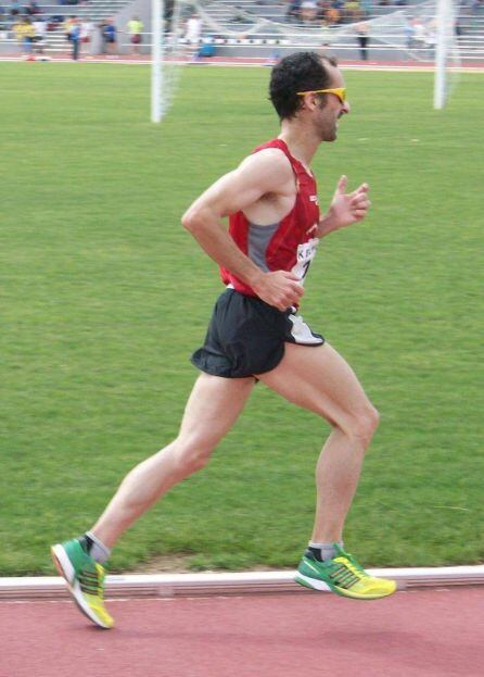 Entrenando en una pista de atletismo