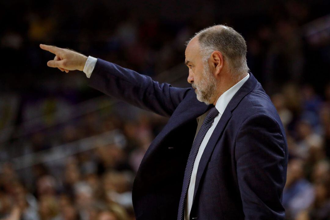 El entrenador del Real Madrid, Pablo Laso, durante el partido de la cuarta jornada de la fase regular de la Liga ACB.