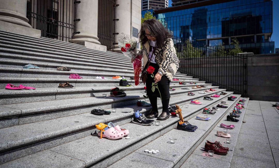 Homenaje a los niños de los internados para indígenas al encontrar sus cadáveres 40 años después.