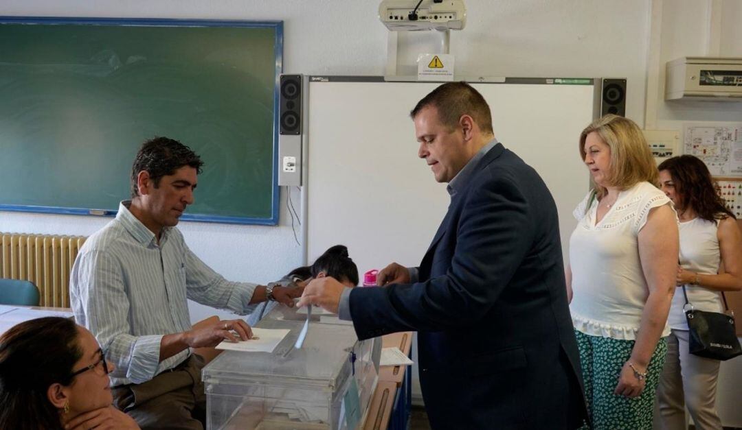 El candidado de VOX Granada, Onofre Miralles, depositando su voto en las urnas