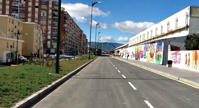 Imagen del bulevar sobre las vías soterradas del tren en dirección a la estación de cercanías Victoria Kent