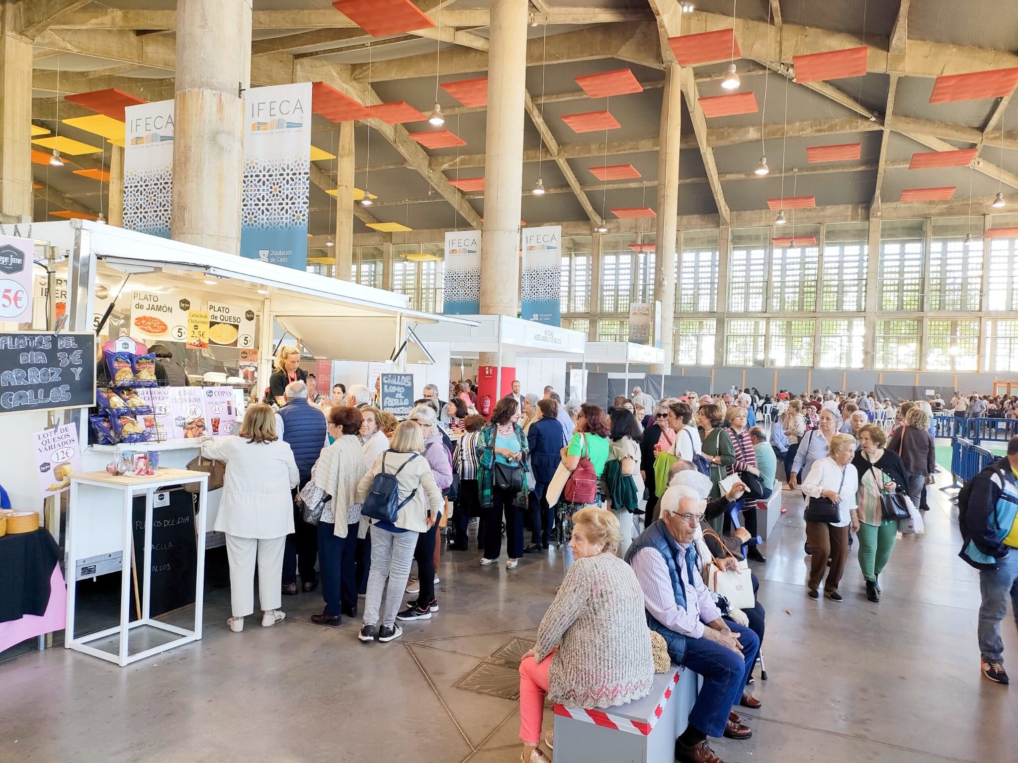 Hombres y mujeres mayores de 65 años disfrutan ya de la tercera Feria del Mayor Activo en IFECA / RJ