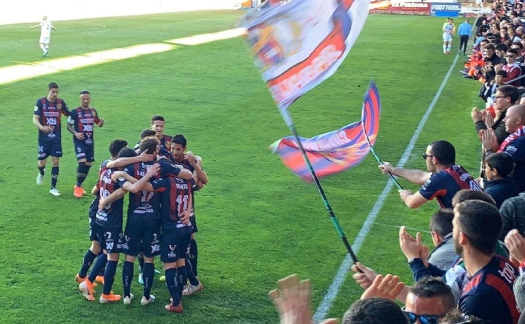 La plantilla celebrando un gol ante su afición