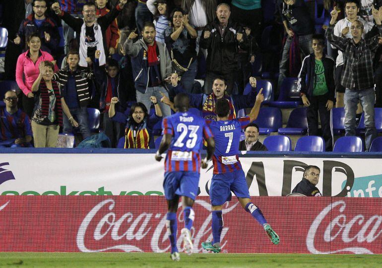 GRA149. VALENCIA, 02/11/2014.- El delantero del Levante David Barral celebra la consecución del primer gol de su equipo ante el Almeria, durante el partido de la décima jornada de liga en Primera División, disputado esta tarde en el estadio Ciutat de València. EFE/Manuel Bruque.