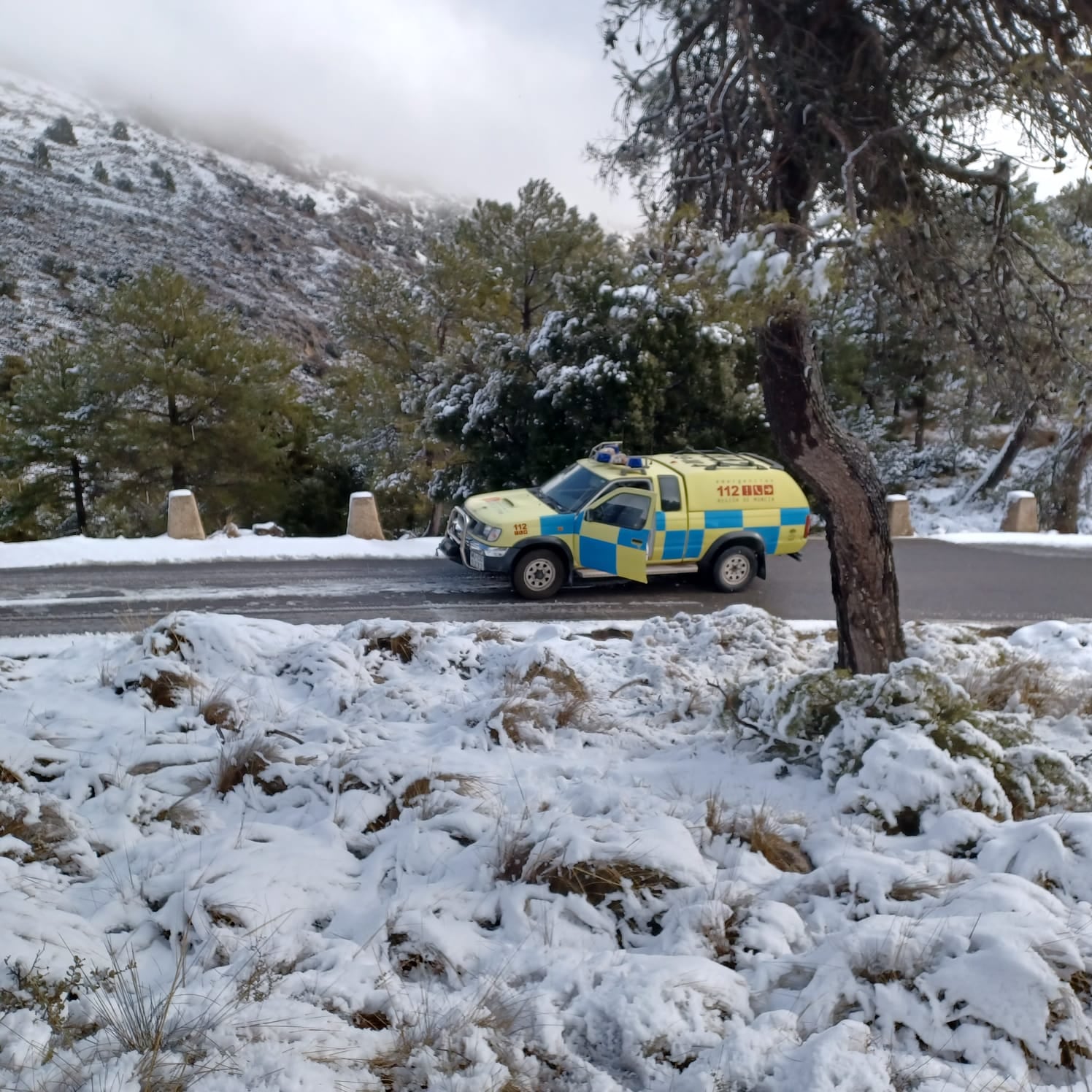 Agentes medio ambientales informan del corte a causa de la nieve de la carretera Collado Bermejo, dirección Pozos de la Nieve